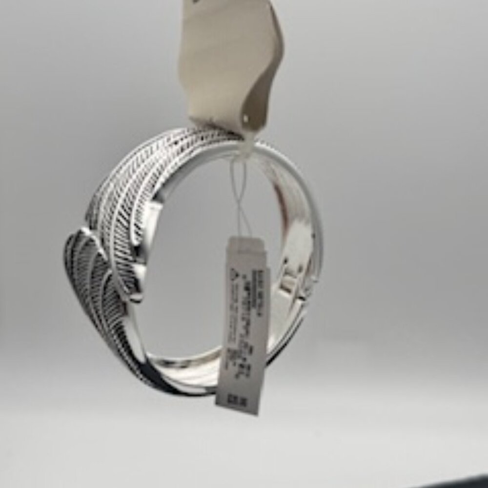 Bold Silver-Toned Floral Bracelet – Artistic Statement Piece for Any Occasion - Picture 4 of 6